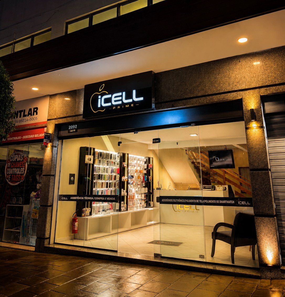 Fachada noturna iluminada da loja iCell Prime em Caxias do Sul